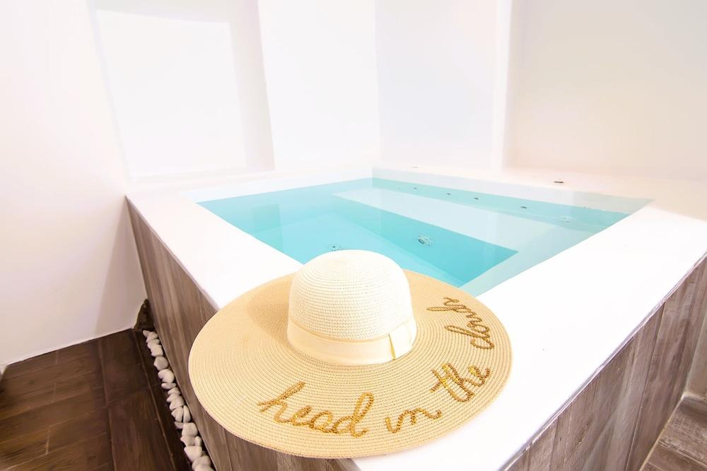 Santorini Luxury Suite w Rooftop Hottub Seaview