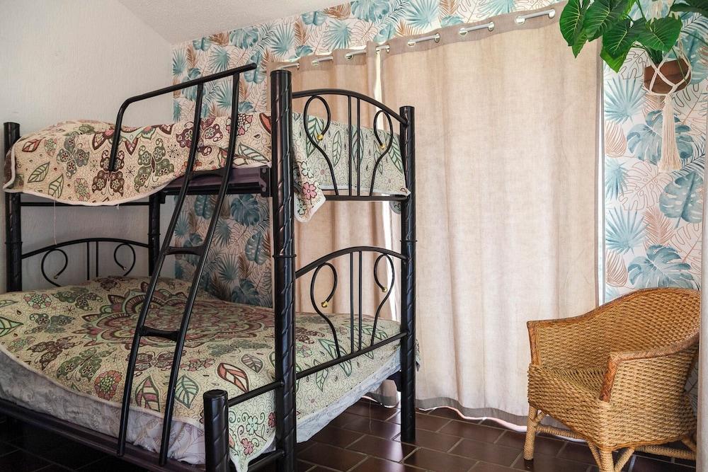 Family Home with Pool & Jacuzzi