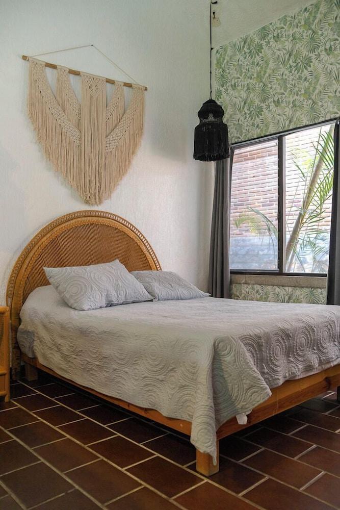 Family Home with Pool & Jacuzzi