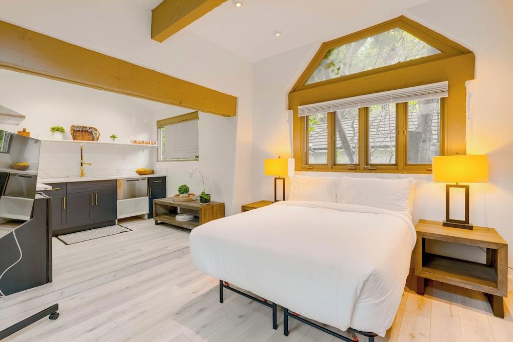 Carolwood - Modern Tuscan Villa With Rolling Lawns and Loggia in Holmby Hills