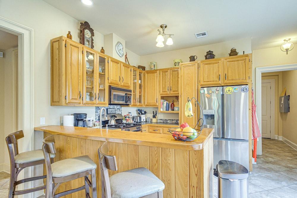 Eclectic Mandeville Home: Walk to Lakefront Park