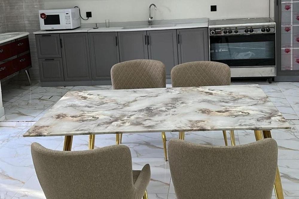 Chalet - Sleeps 9 & Free Parking