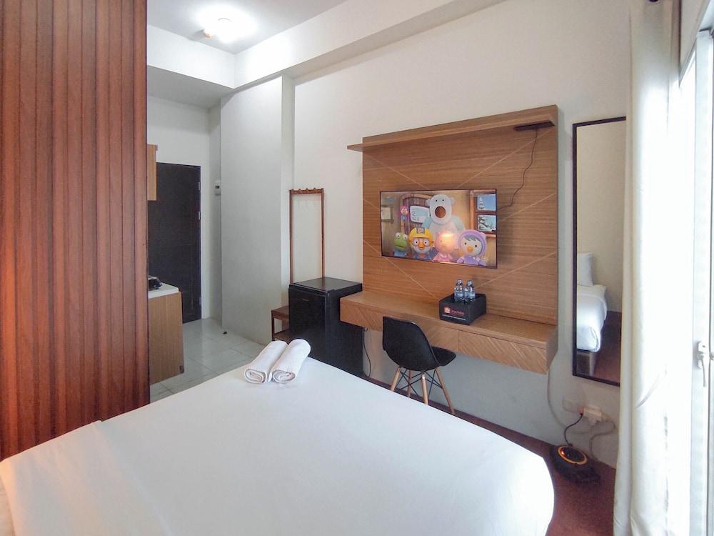 Homey Studio With Easy Pool Access Apartment At Suncity Residence