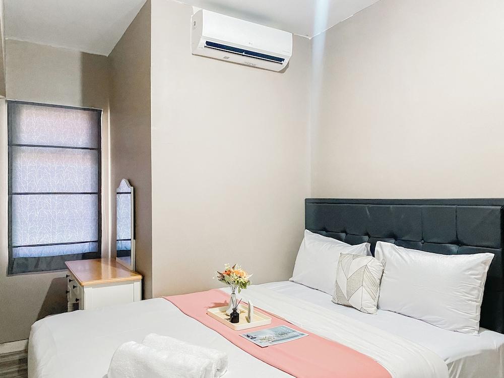 Comfy And Well Furnished 2Br Springlake Summarecon Bekasi Apartment