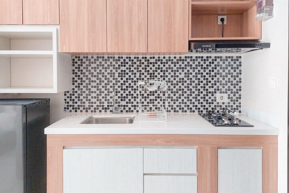 Good And Comfy Studio At Casa De Parco Apartment