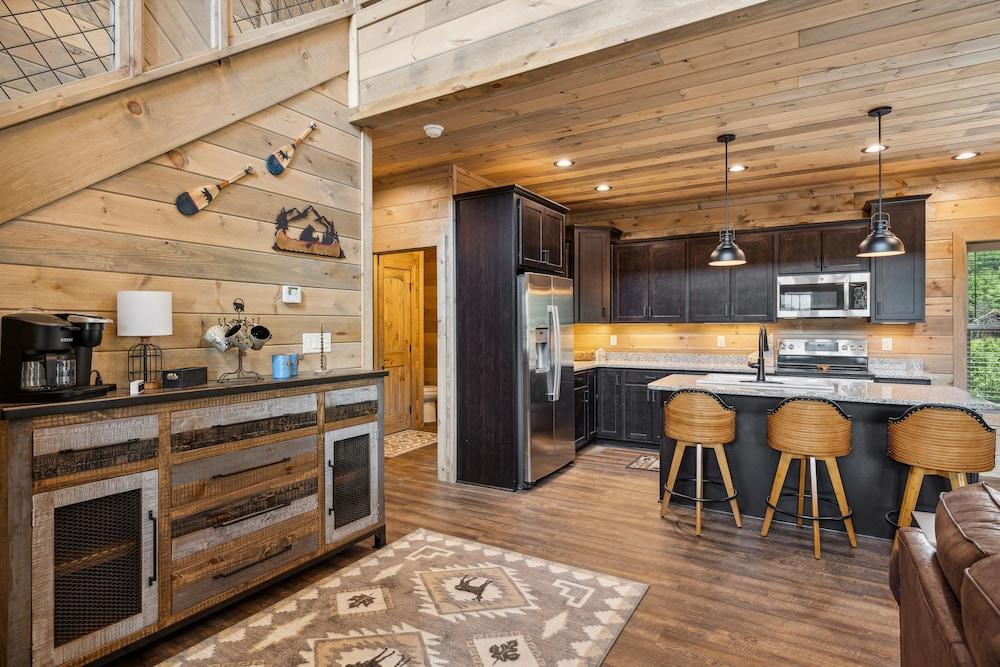 Hatcher Mountain Hideaway 2 Bedroom Cabin by RedAwning