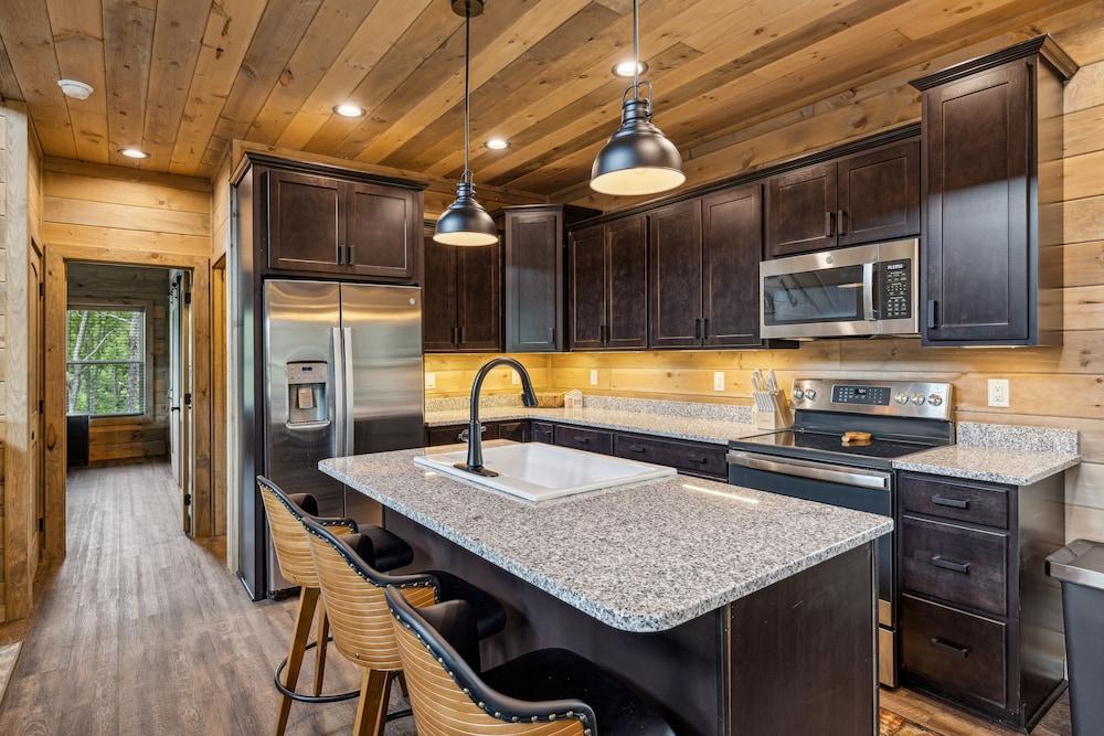 Hatcher Mountain Hideaway 2 Bedroom Cabin by RedAwning