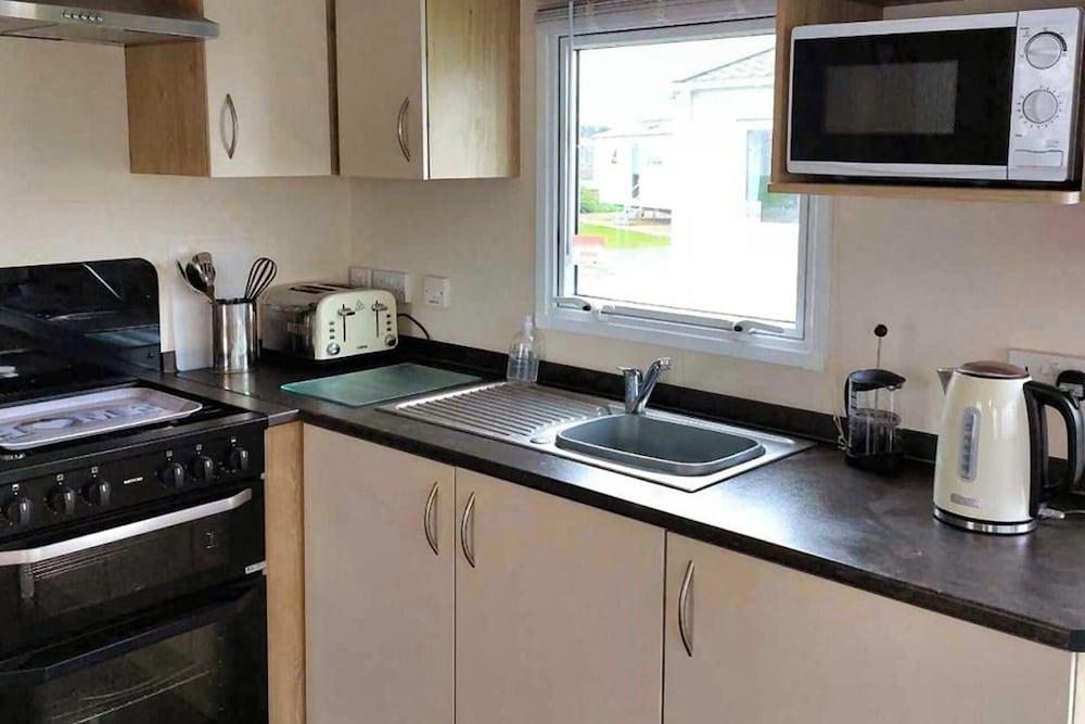 3 Bedroom Caravan - Sleeps 8 - Pets & Free Parking