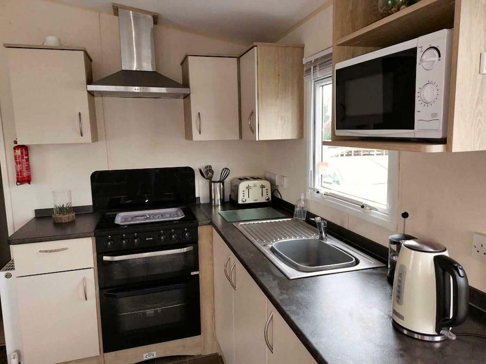 3 Bedroom Caravan - Sleeps 8 - Pets & Free Parking