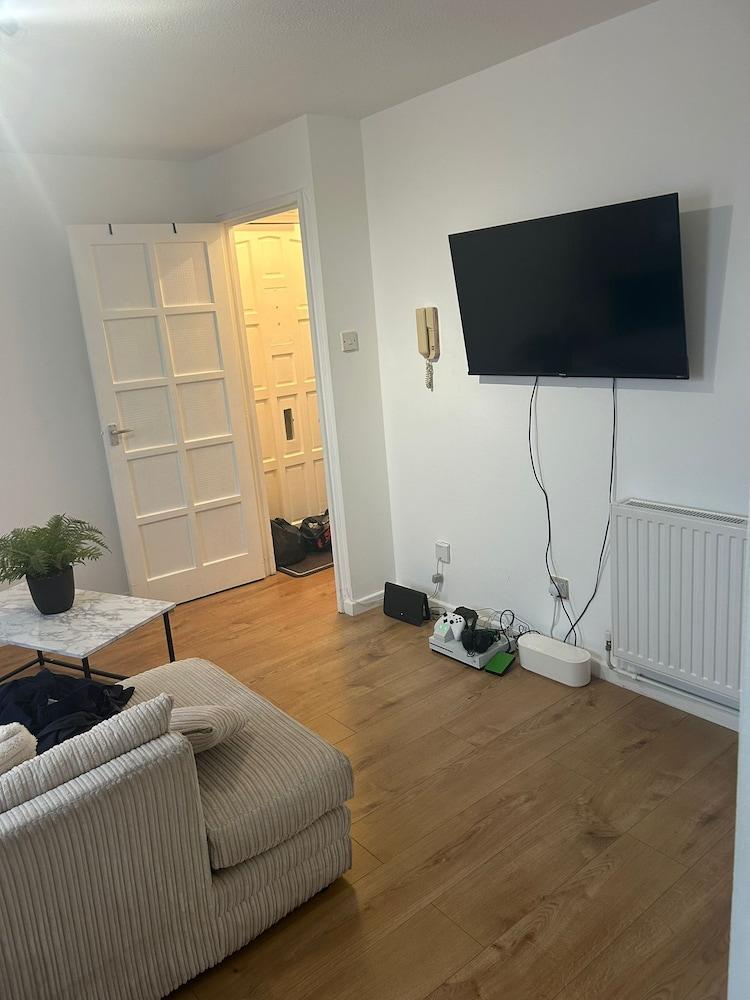 Enchanting Enfield Studio Free Parking