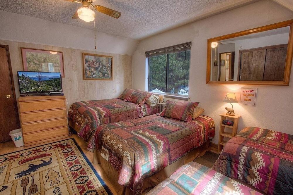 Bambi's Bunkhouse 3 Bedroom Home by RedAwning