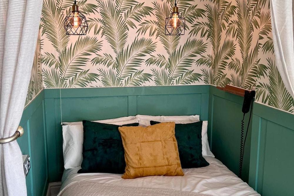 Tropical Hideaway Studio Apartment