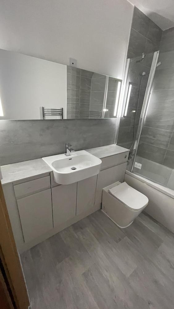 Exquisite Riverside Living in a Stunning Flat