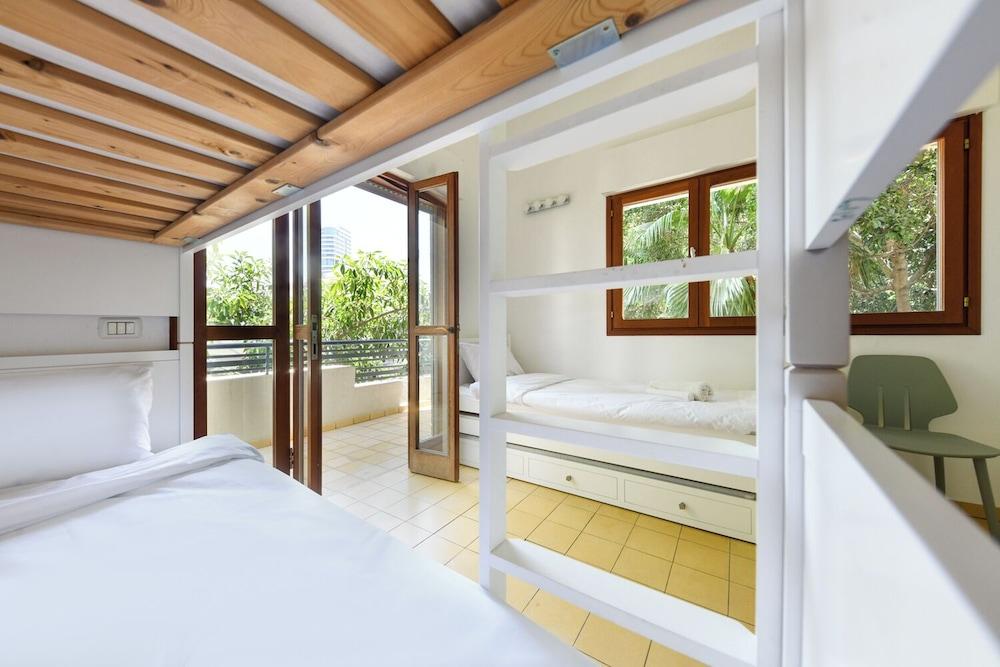 Spacious 3BR Penthouse w Rooftop