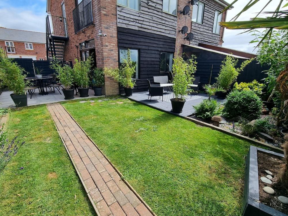 1-bed Apartment - Sleeps 2 & Private Parking