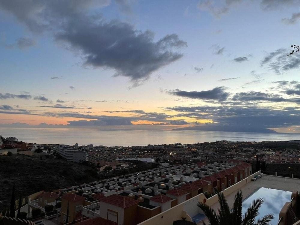 Enjoy Sunsets at Fully Equipped 2BR Oceanside View