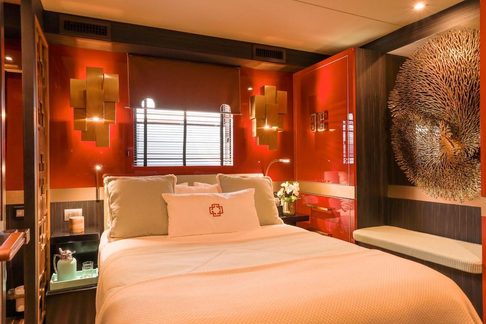 House of Hütter - Floating Home Goldfinger