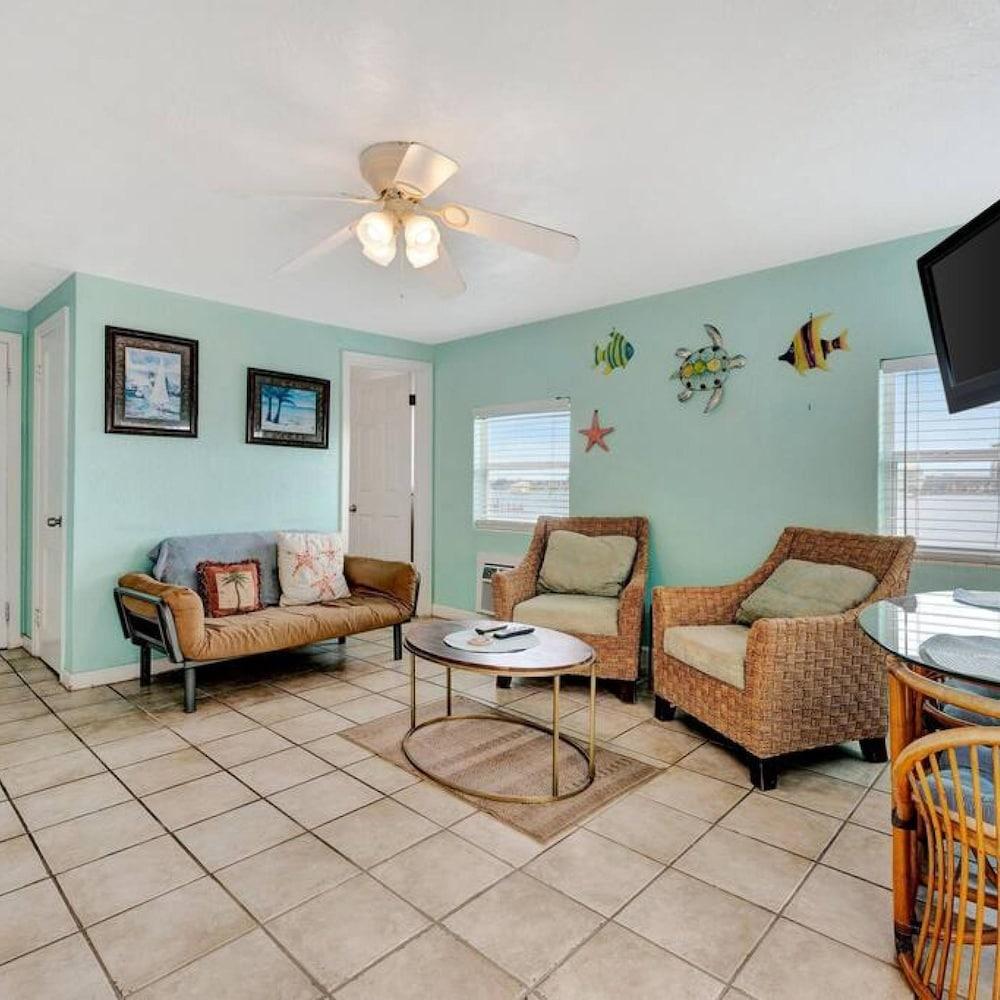 The Seashell Suite w Private Balcony Walk 2 Beach