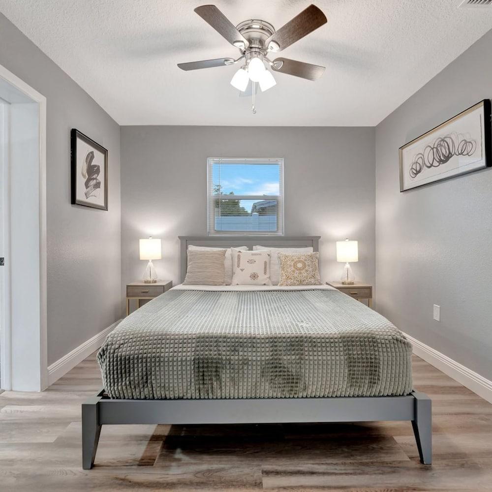 4b 2b w Hot Tub BBQ Firepit 9mins to Beach