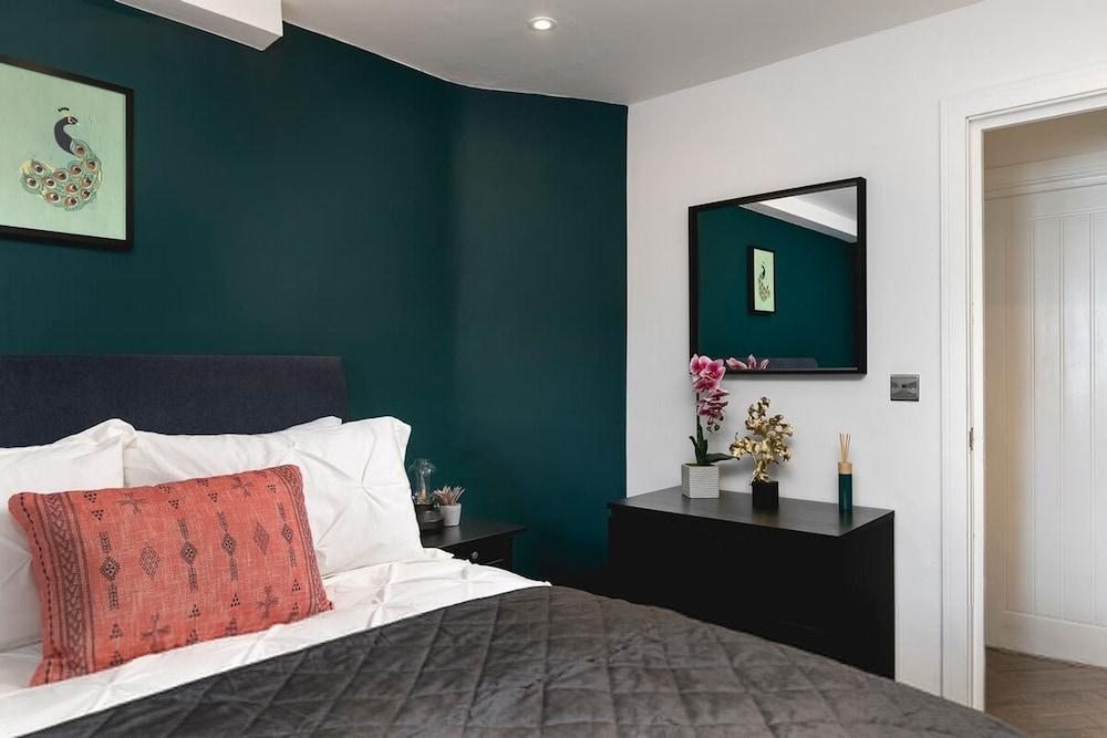 Bright Spacious Condo Free Parking 5min to Beach