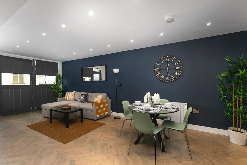 Bright Spacious Condo Free Parking 5min to Beach