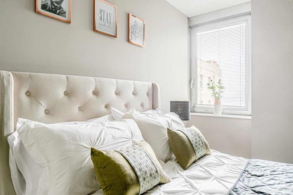 Bright Charming Condo Short Walk to Beach Pier