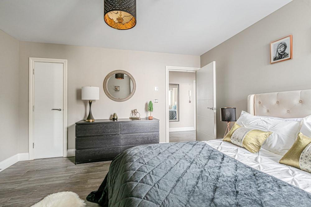 Bright Charming Condo Short Walk to Beach Pier