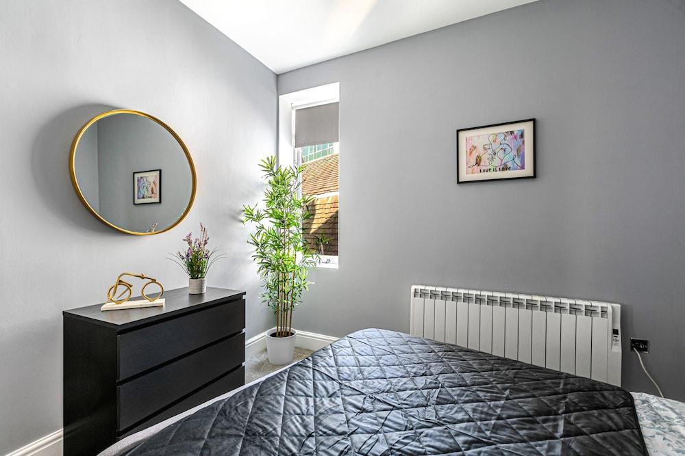 The Lanes Comfy Condo Walk to Beach King Bed