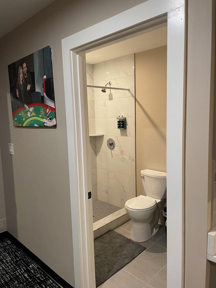 Broadway & Main Hotel