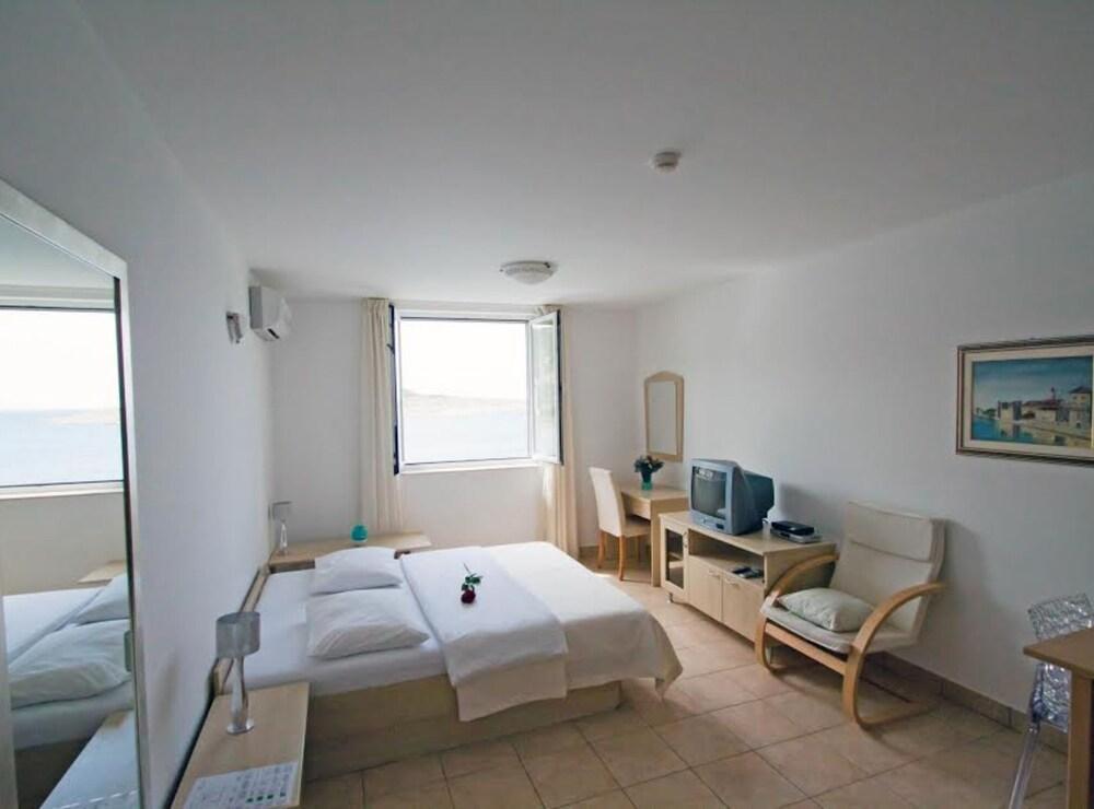 Beachfront Apartments Tamarix