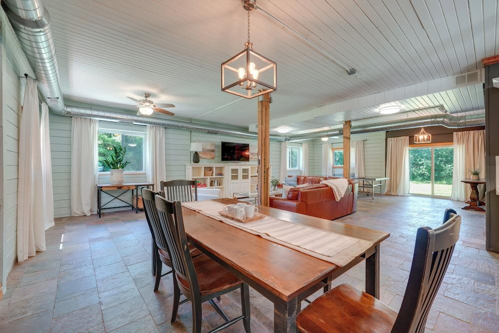 Peaceful Warrenville Home: 1 Mi to Herrick Lake!