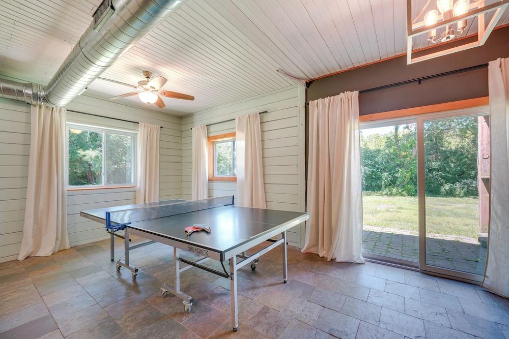 Peaceful Warrenville Home: 1 Mi to Herrick Lake!