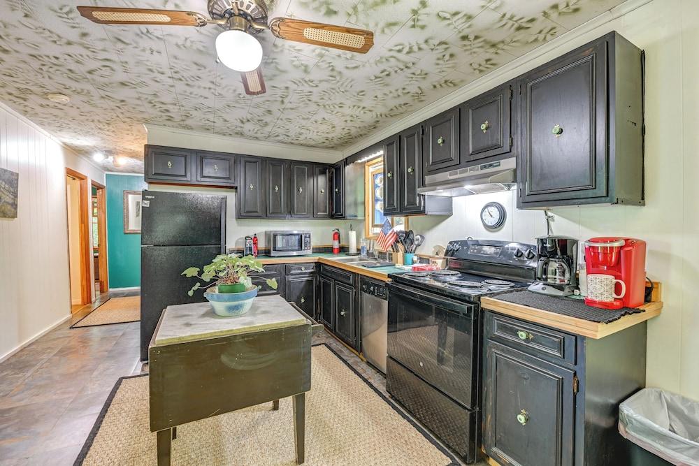 Unique & Artsy Cabin w/ Mountain Views!