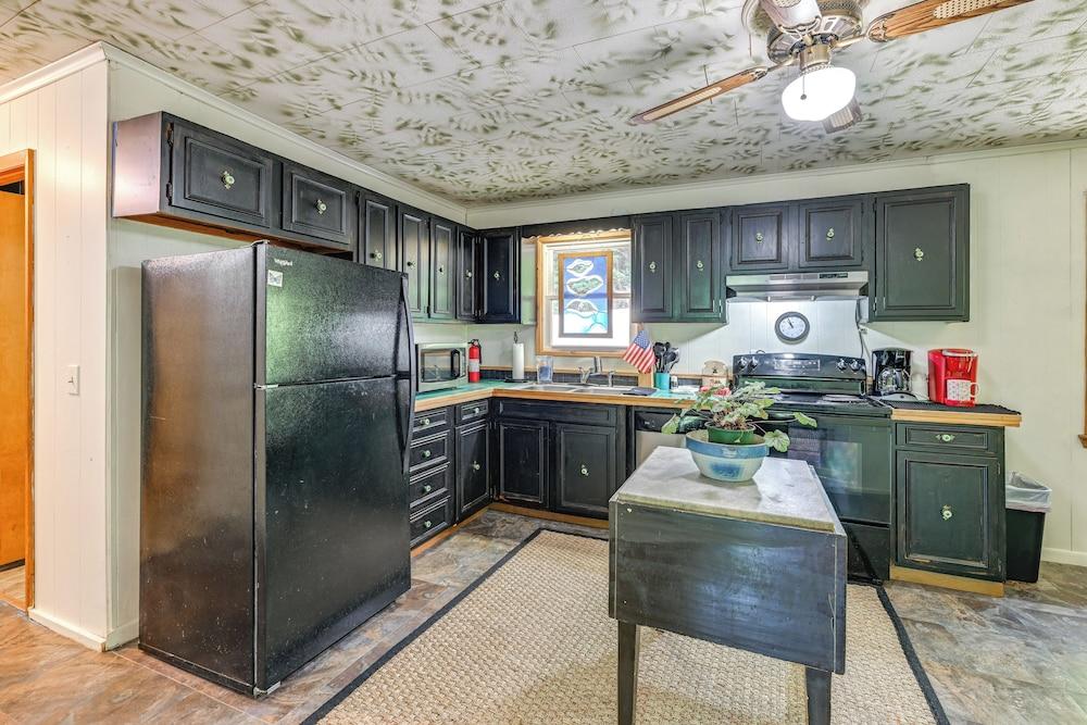 Unique & Artsy Cabin w/ Mountain Views!