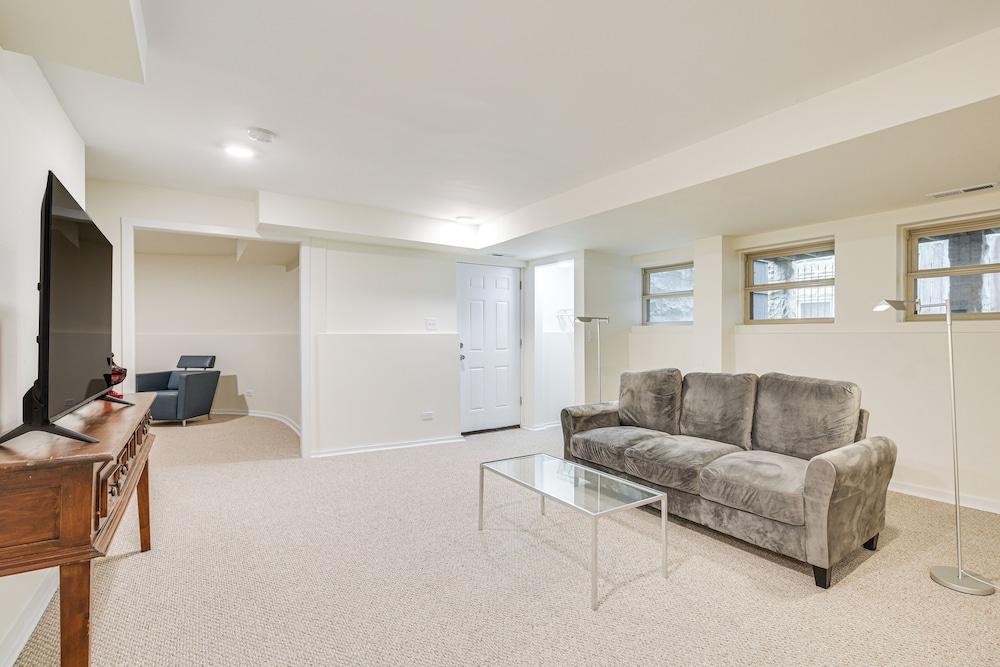 Walk to Lake Michigan: Chicago Apt w/ Deck