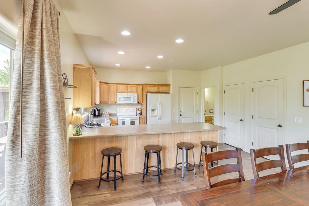 Pond Access & Private Dock: Lakeside Cabin