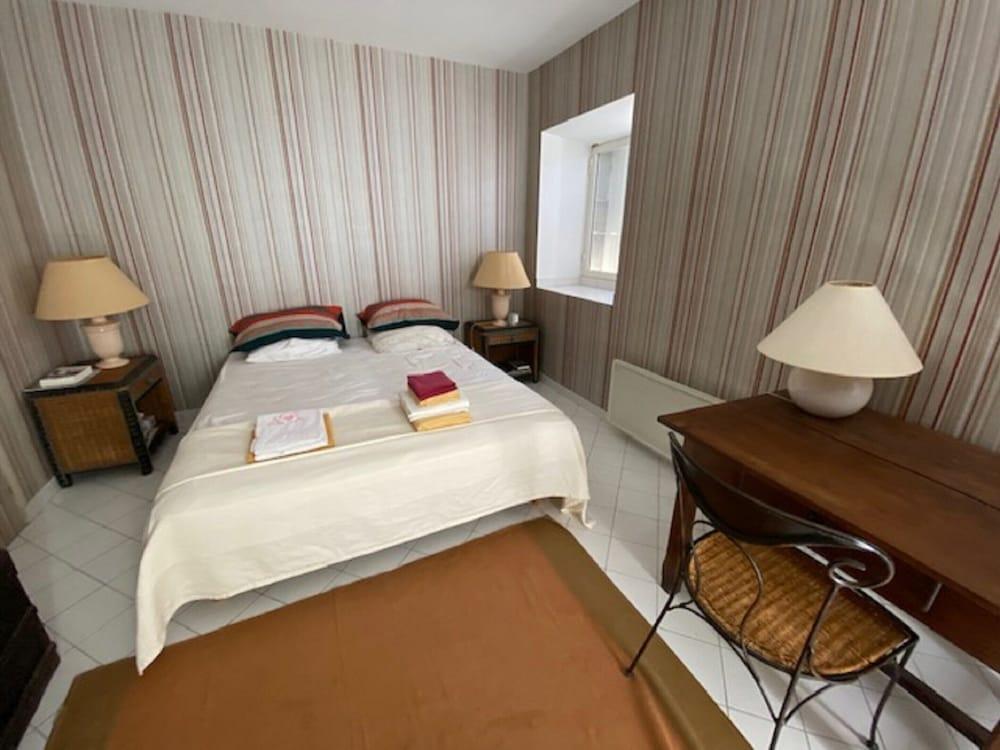 Sunlit Villa in Banne