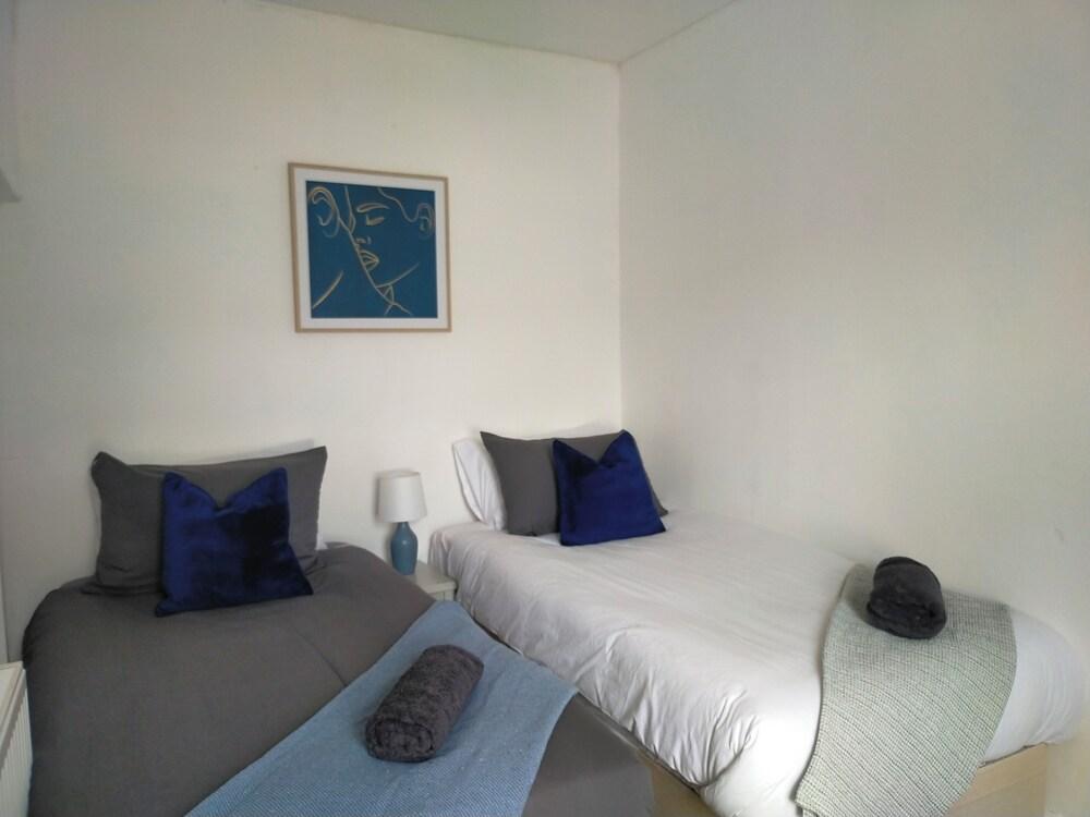 Free Parking/wifi, 3 Beds Sleep 6 Near Uni & Town!