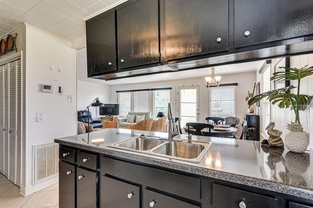 Pet-friendly Galveston Home - Walk to Beaches!