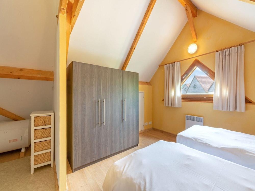 Cozy Retreat With Shared Pool