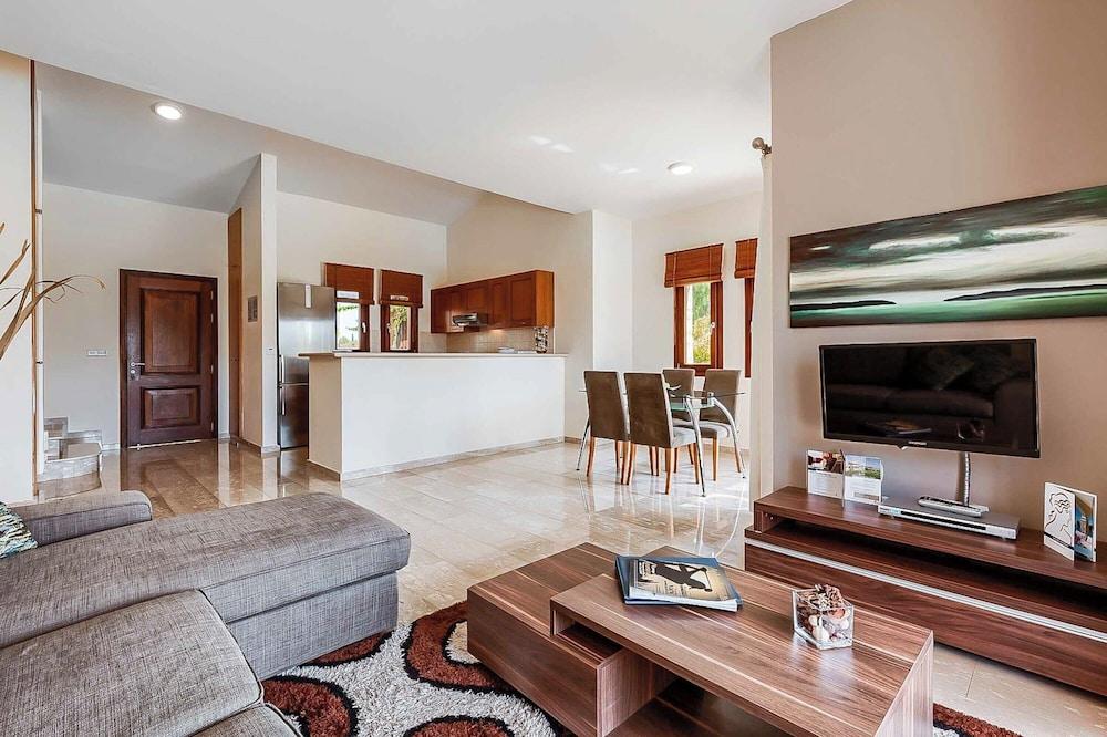 Aphrodite Hills Junior J032