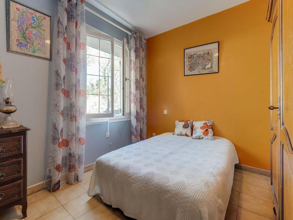 Villa With Swimming Pool in Sorgues