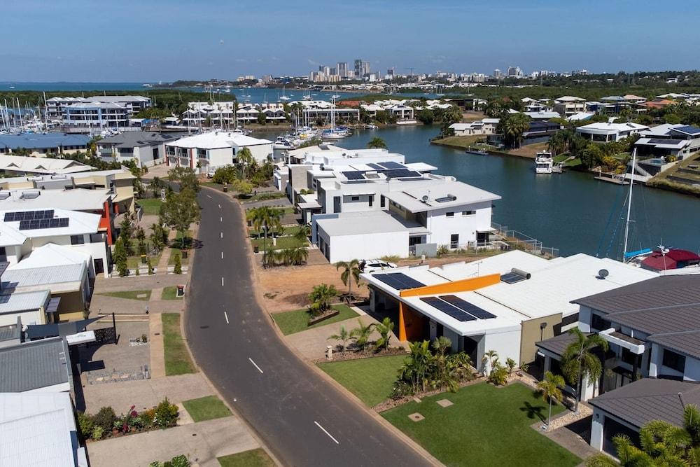 Water-front Paradise Pool - BBQ - Balcony Dining