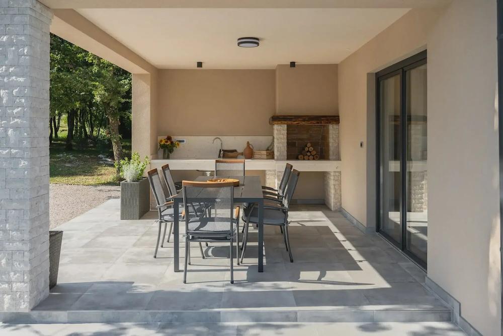 Photinia in Labin With 3 Bedrooms and 1 Bathrooms