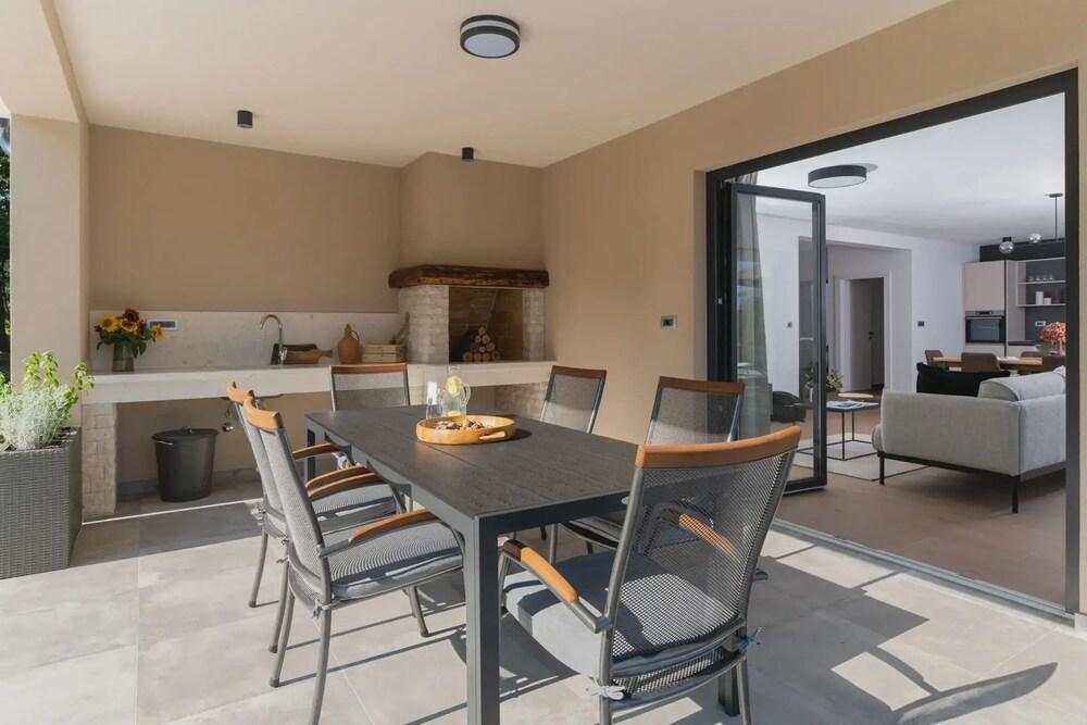 Photinia in Labin With 3 Bedrooms and 1 Bathrooms