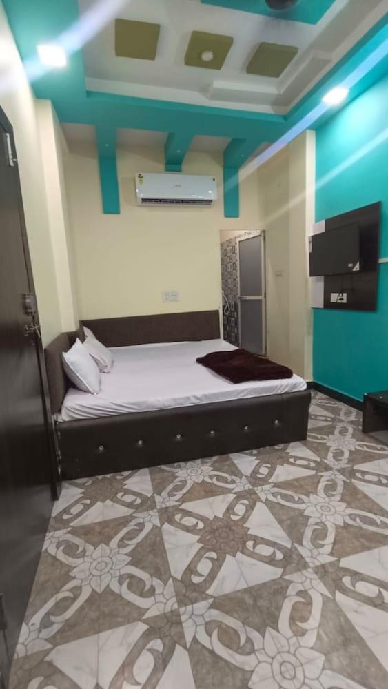 Goroomgo Priyanshi Palace Ujjain