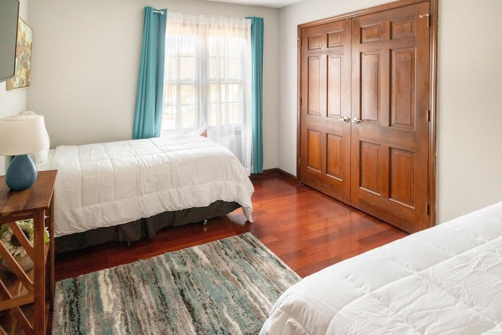 Private Pool Paradise 4 Bedroom Home by RedAwning