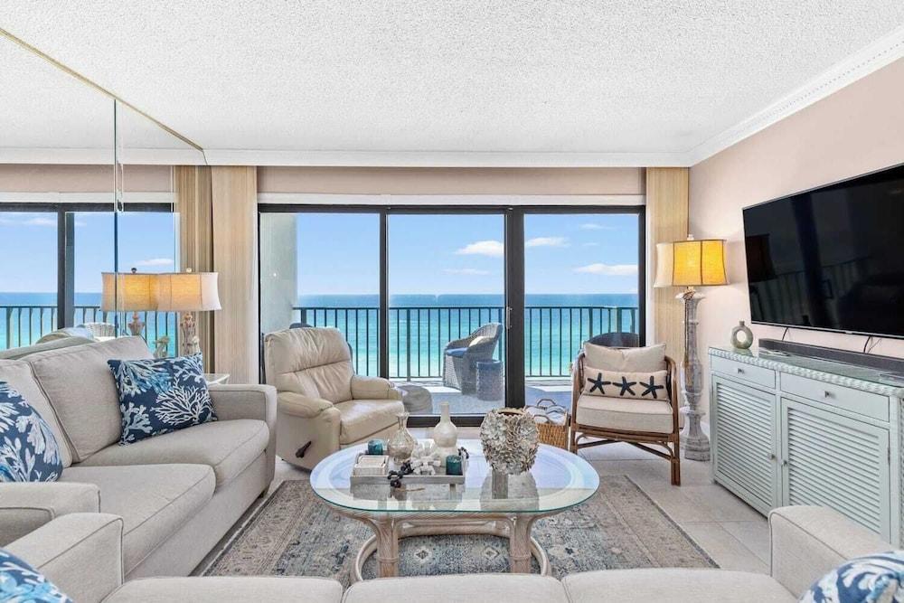 Beachfront Breeze by Avantstay Beachfront Condo