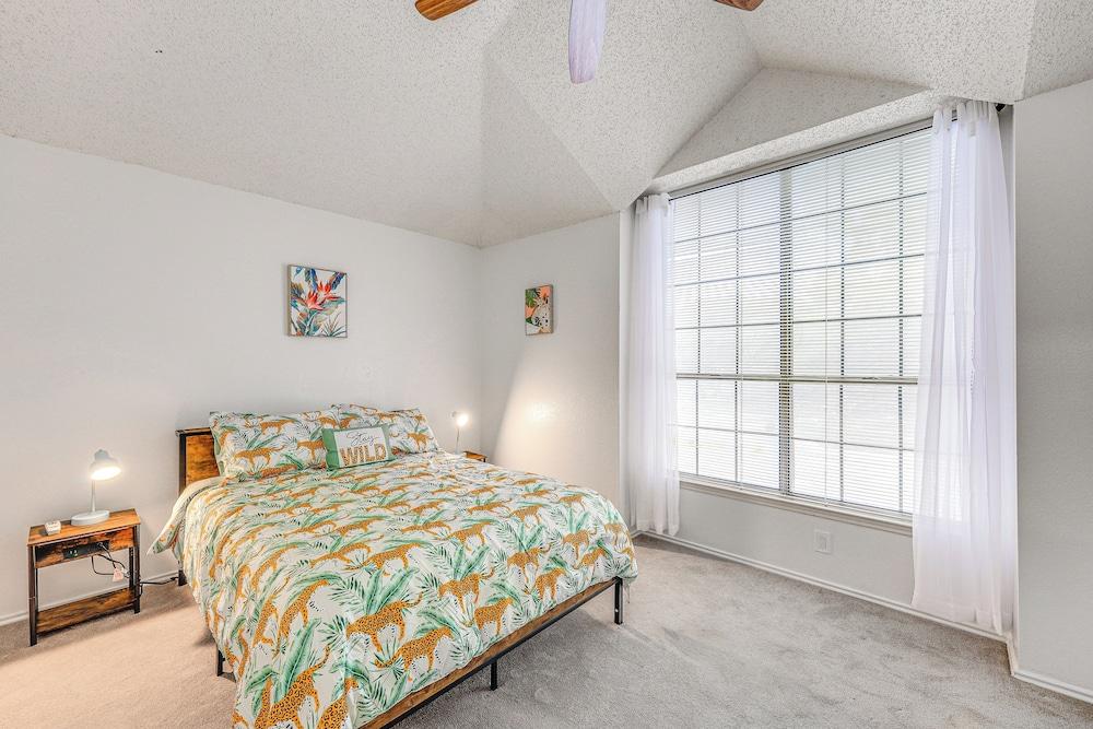 Spacious San Antonio Home: Google Fiber, Game Room