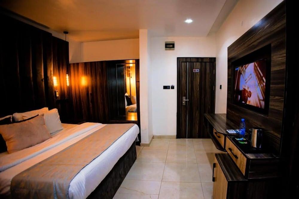 Vic & J Lounge and Hotel